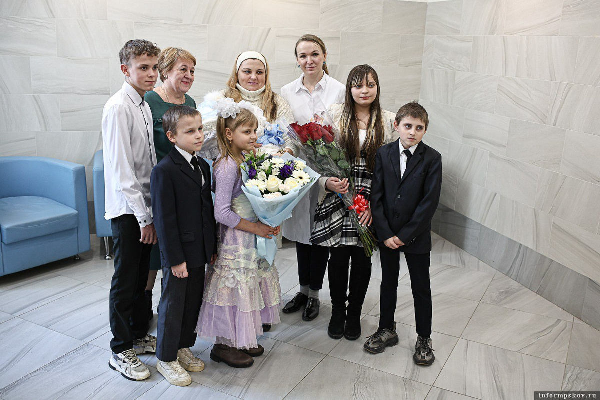 Многодетную маму Наталью Ларионову, которая родила 16-го ребёнка, выписали из Псковского перинатального центра. Фото здесь и далее: ПАИ