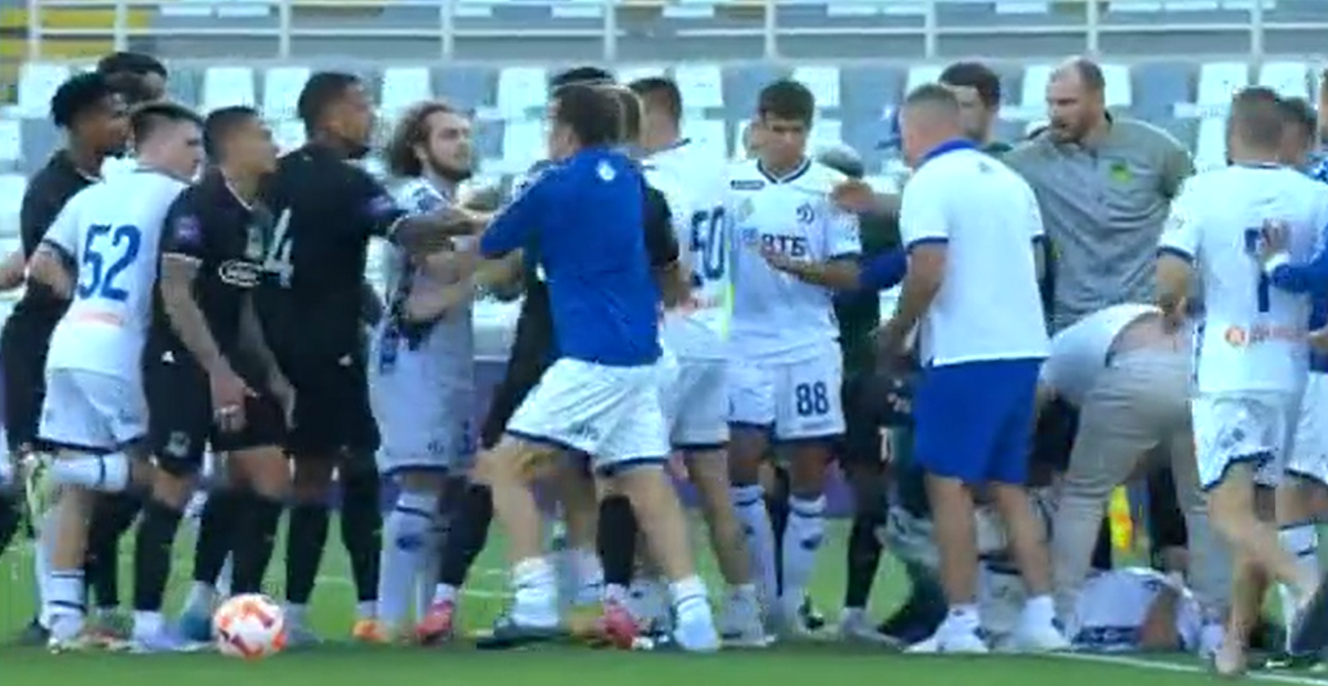 Драка в матче "Краснодар" - "Динамо". Скрин Матч ТВ.