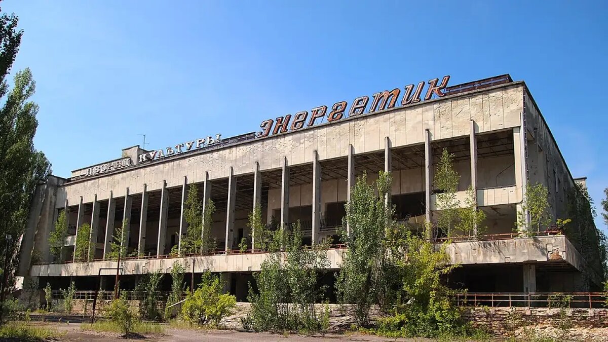    Развалины Припяти.