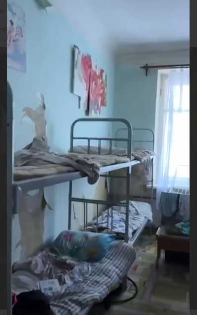 Такие "апартаменты" достались многодетной семье. Фото: скрин видео тг-канал "Поздняков 3.0".