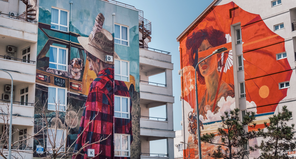 Мурал находится рядом с «Мисс Марс» на ул. Парусная федеральной территории Сириус