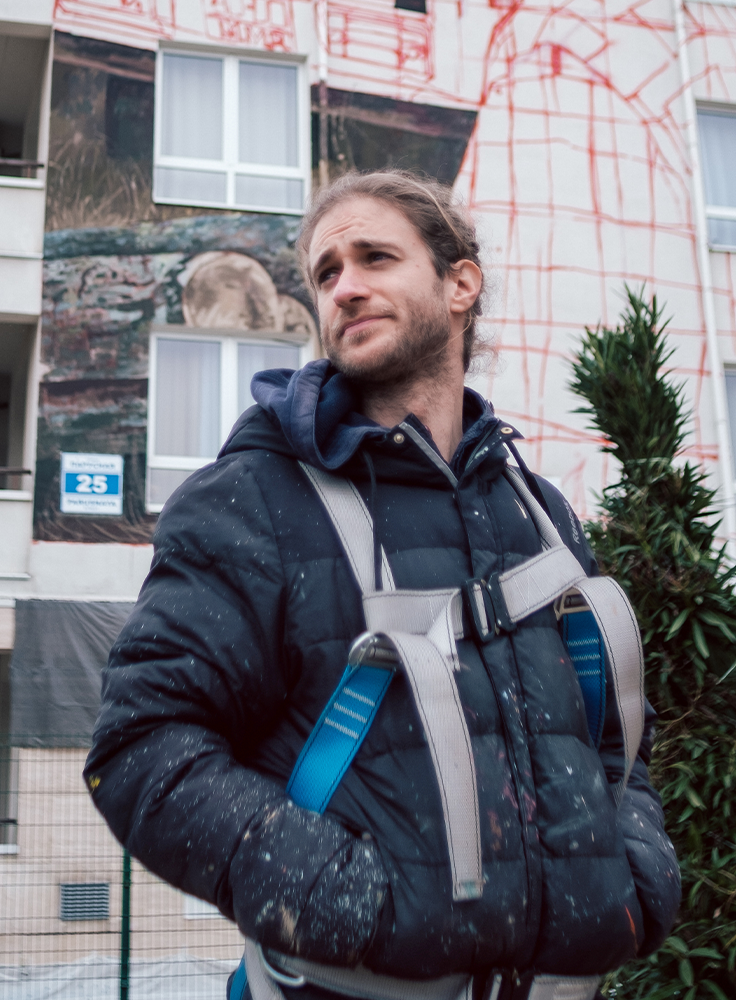 Wuper Kec на фоне своего будущего мурала на федеральной территории Сириус