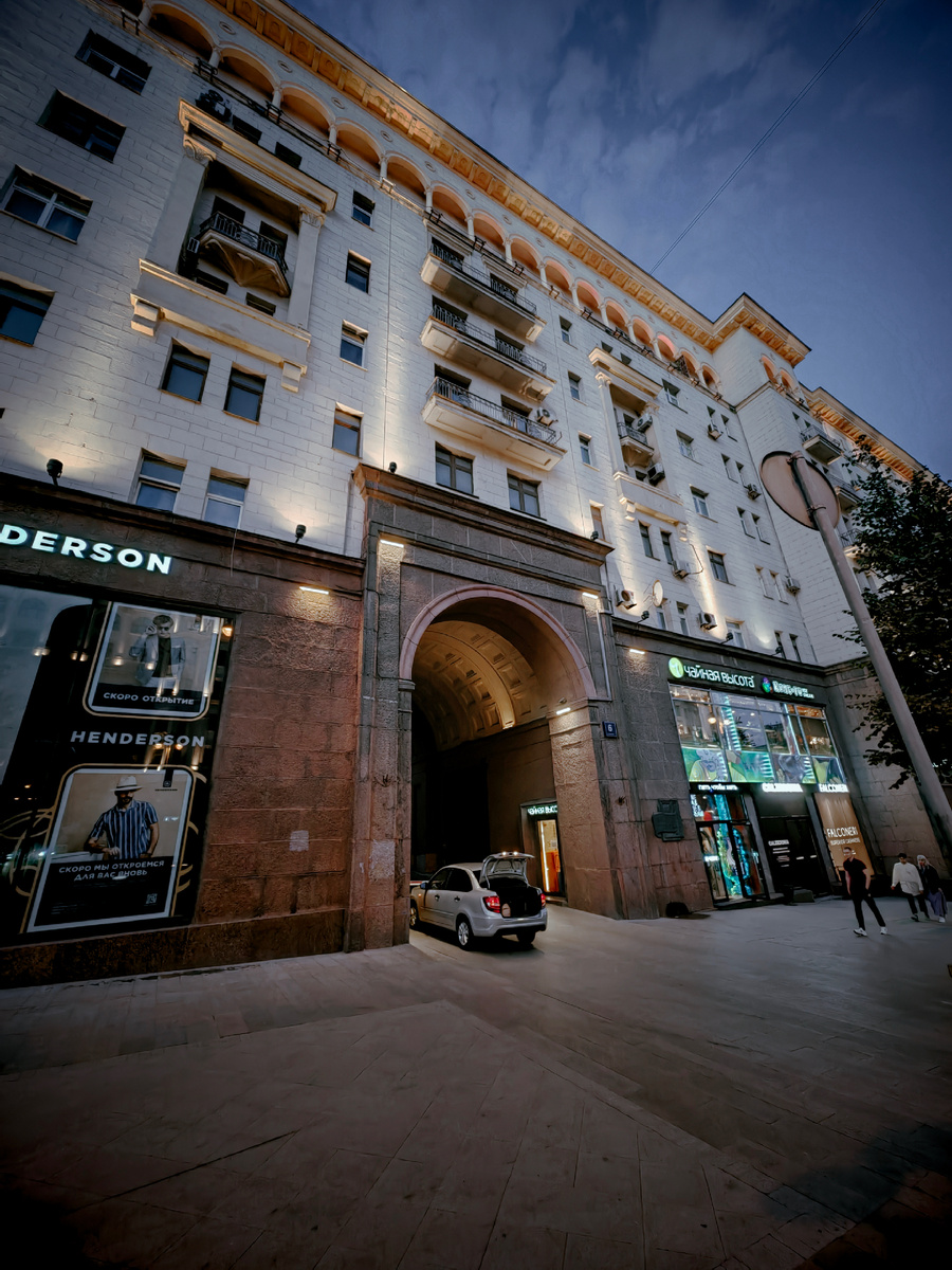 Загляните в арку по адресу Тверская улица, д 6.