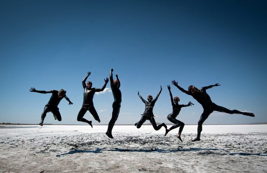 Сакское озеро дарит целебную грязь, которая применяется для изготовления лекарственных средств и косметики для тела.  В комплекс входит 7 водоемов. В озере соленая вода - целебная рапа. Ежегодно, на побережье озера отдыхают десятки тысяч туристов! 