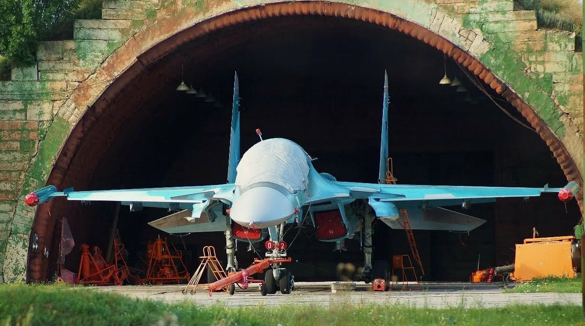 В прошлом, одно из немногих арочных убежищ на территории России, способного вместить фронтовой бомбардировщик Су-34. Теперь таких построено больше сотни. Фото ВКС