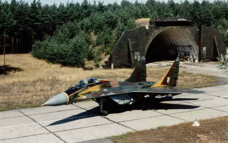 "Домик" для МиГ-29 военно-воздушных сил национальной народной Армии ГДР. Фото Бундесархив