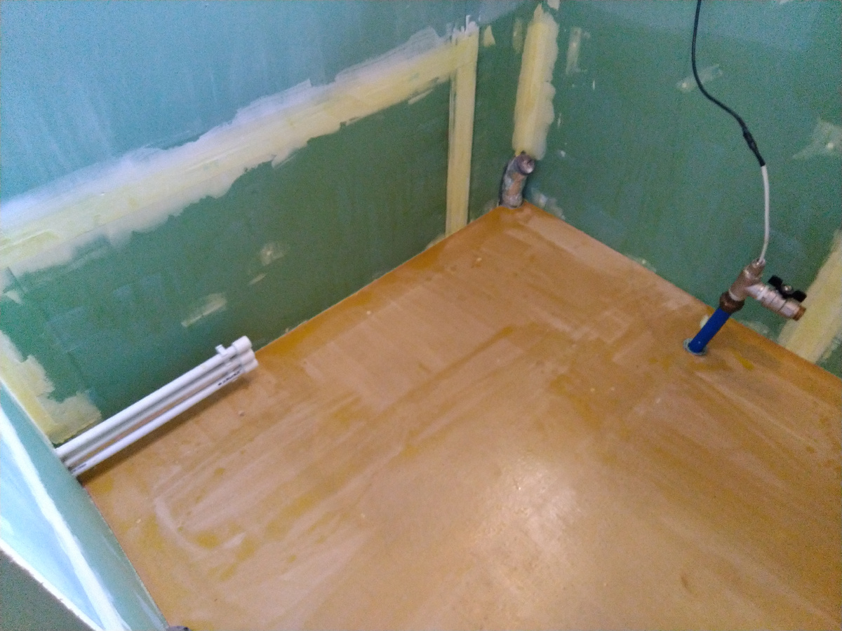 Пол и стены обработанный праймером Киилто Фиберпул.