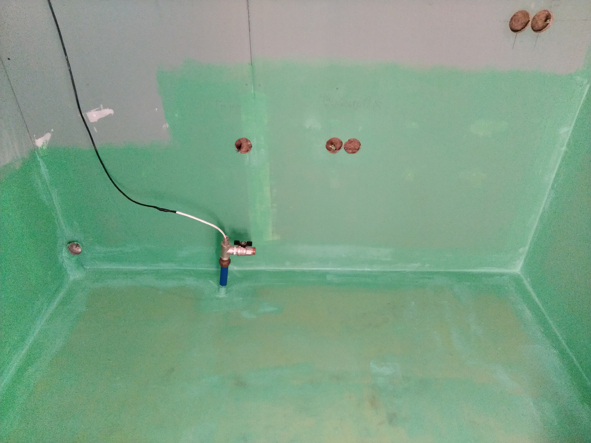 Нанесенная гидроизоляция.