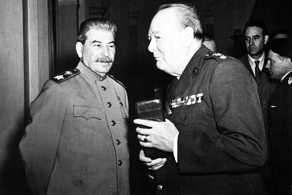    Премьер-министр Великобритании Уинстон Черчилль и маршал СССР Иосиф Сталин во время Ялтинской конференции, 1945 год / Corbis/Getty Image