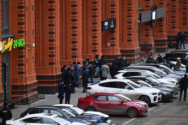 На месте взрыва в жилом комплексе «Алые паруса», 3 февраля 2025 года / Рамиль Ситдиков/РИА Новости   📷