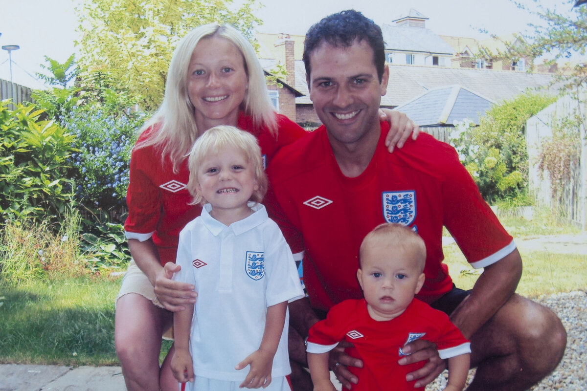 Вместе со своим британским мужем.