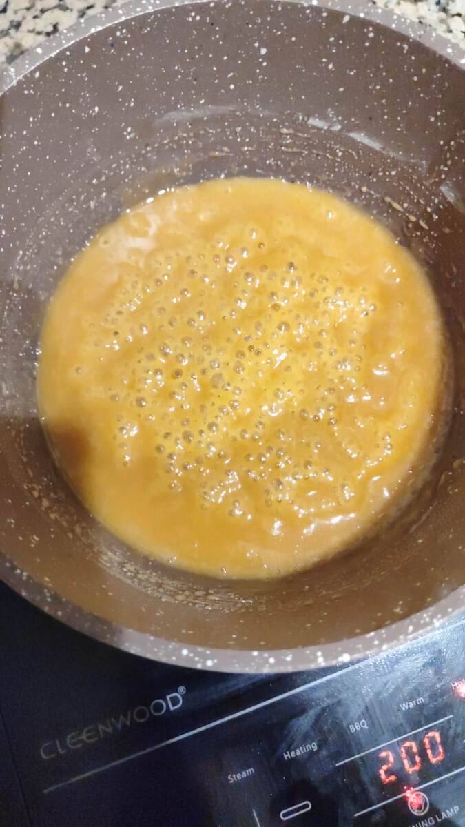 Фото кипящей карамели без цветокоррекции (из личного архива)