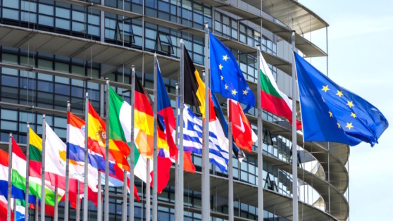    Сийярто: ЕС отстает в экономической борьбе от США и Китая Андрей Бурков