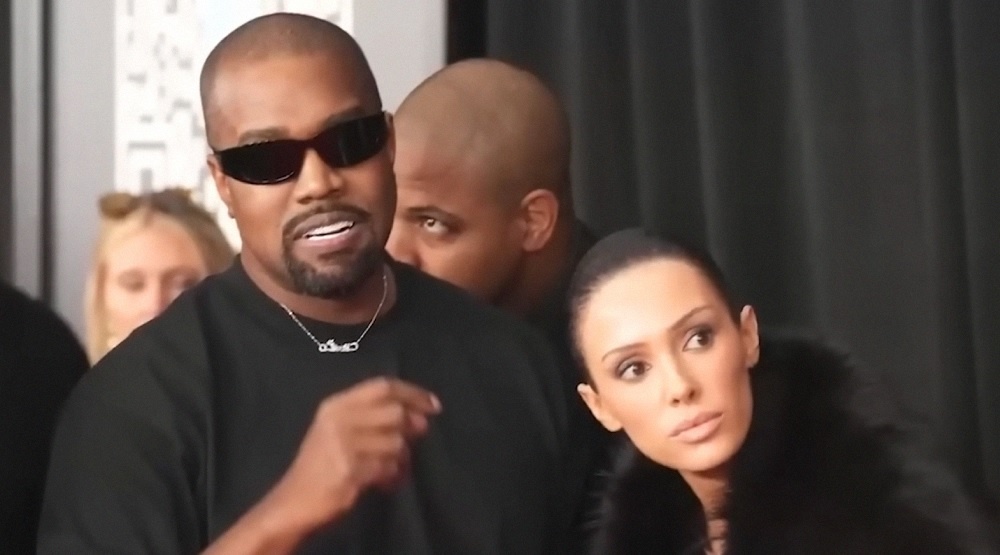     Канье Уэст и Бьянка Цензори / Скриншот из видео «Were Kanye West & Bianca Censori KICKED OUT Of 2025 Grammys»