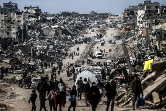 Подпись к фото,Перемещенные палестинцы возвращаются в свои дома на севере сектора Газа после заключения перемирия между Израилем и ХАМАСАвтор фото,Anadolu