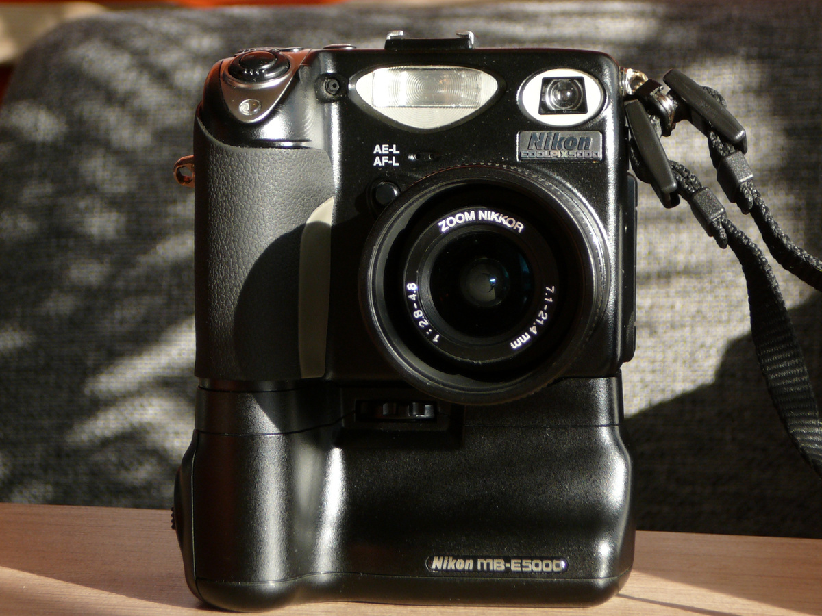 Nikon Coolpix 5000 в Копейске :) Снято на Panasonic TZ1.