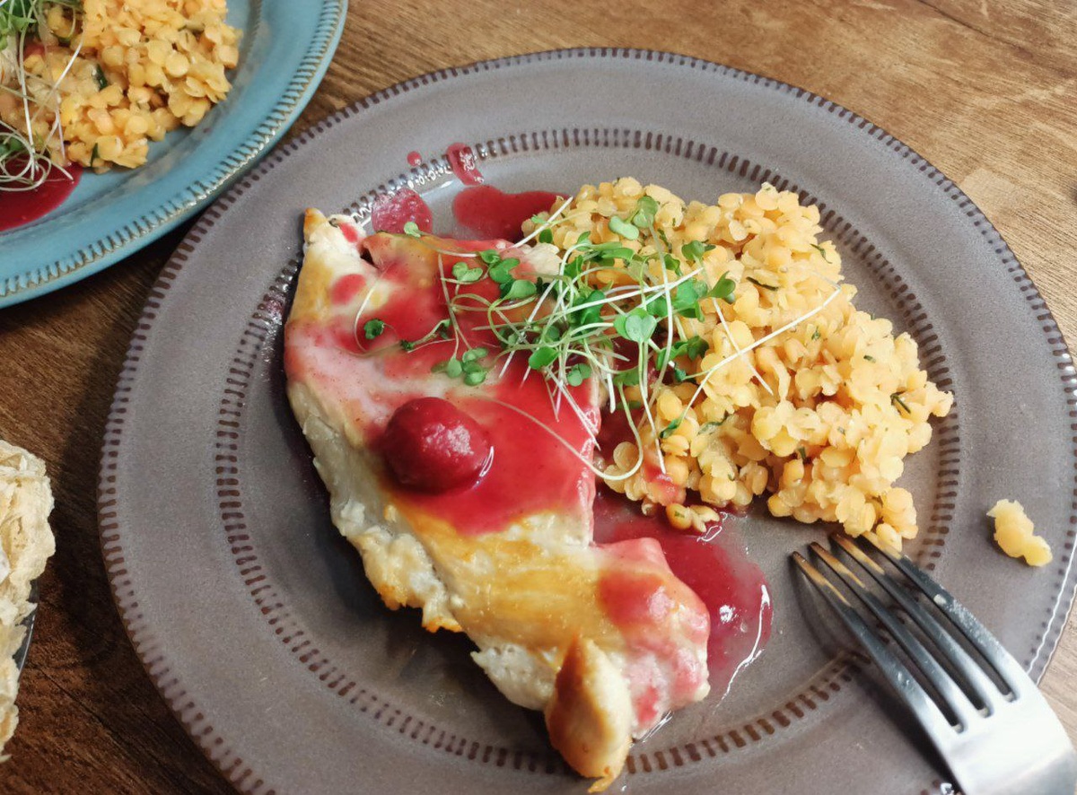 С отварной чечевицей, вишневым соусом и украшением из зеленюшки