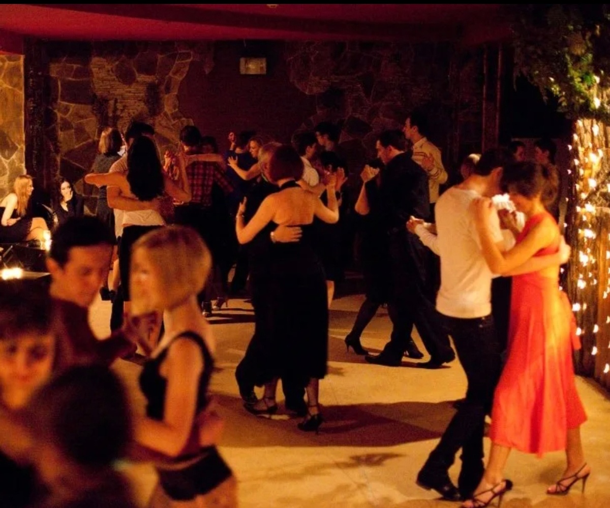 Фото из интернета. Зал ресторана. Танцуют все.