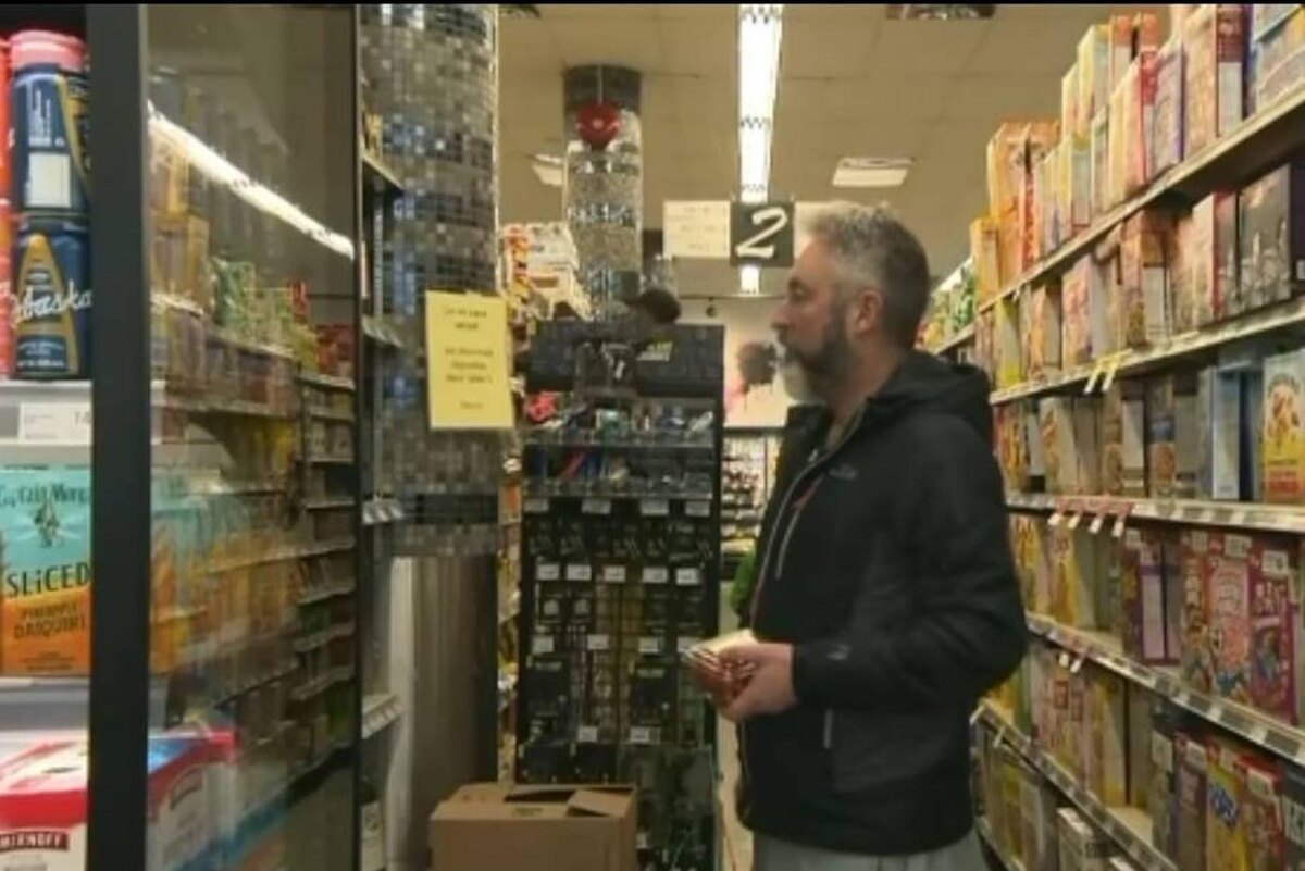 Теперь многие канадцы подходят к выбору продуктов в магазине тщательнее. Скриншот телеканала Global News