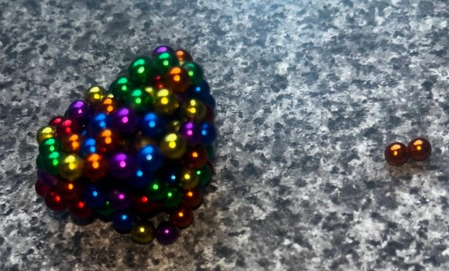    Магниты, которые Луиза Макфарлейн купила своего 8-летнего сына /Kennedy News and Media