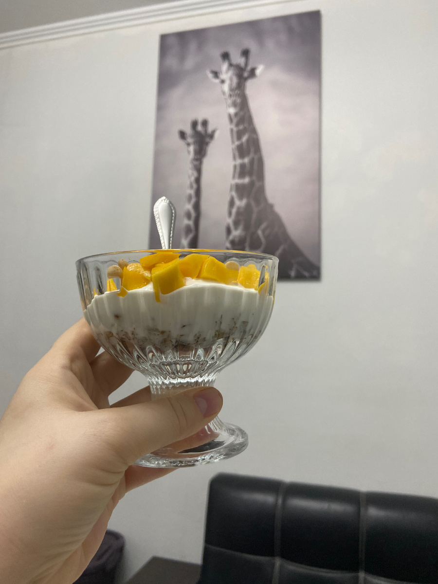 Домашняя гранола, натуральный йогурт и манго — завтрак мечты. Жирафы одобряют