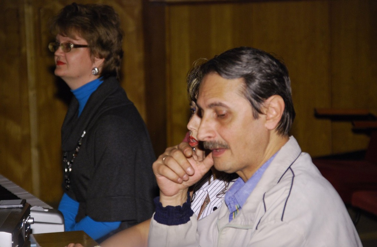 Сижу за синтезатором во время спектакля. Режиссёр и звукооператор в работе.