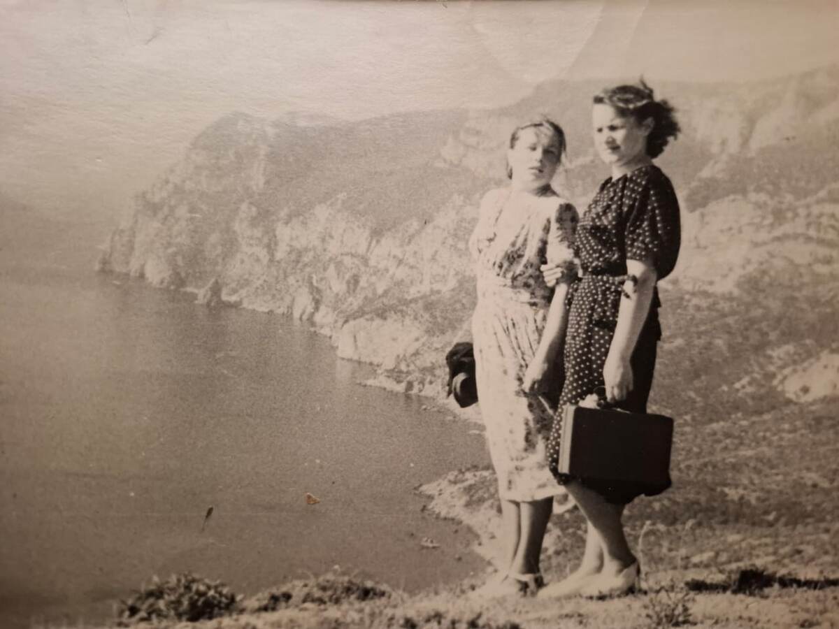 Моя мама (в светлом платье) с подругой где-то в Крыму