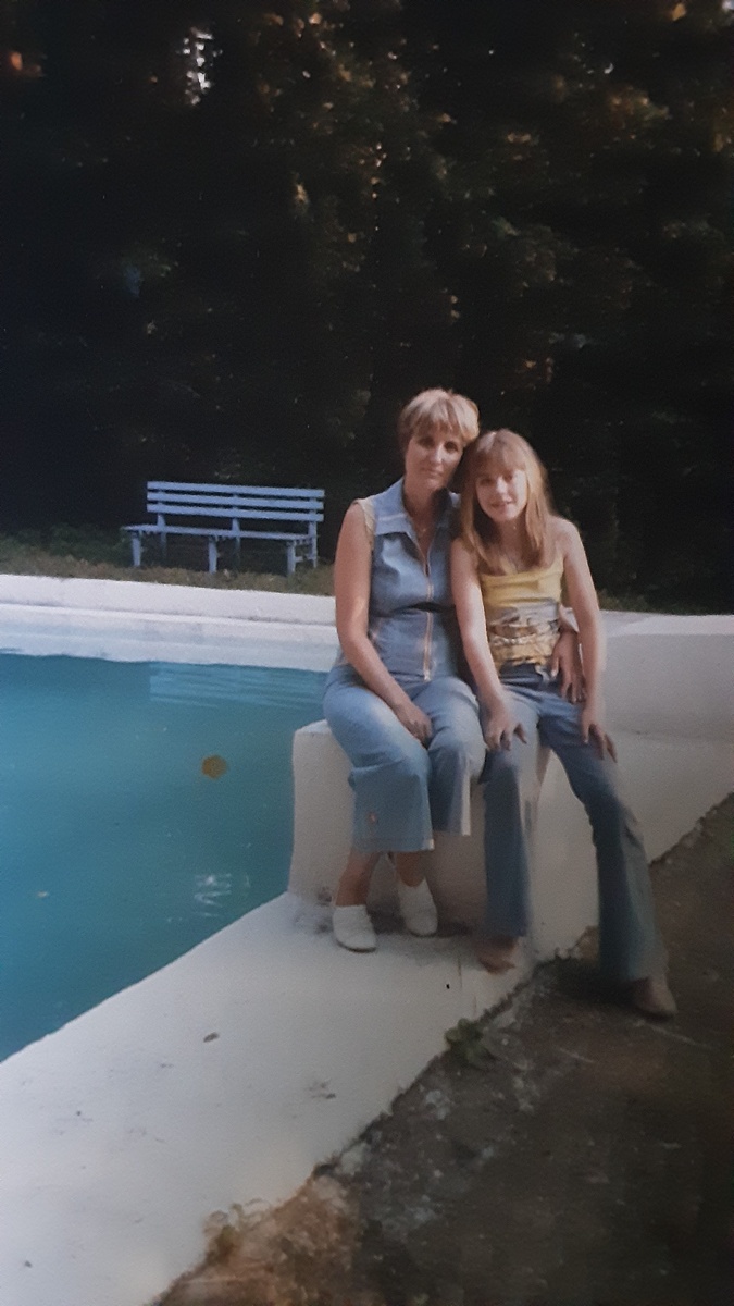 Мы с дочерью у того самого бассейна.
