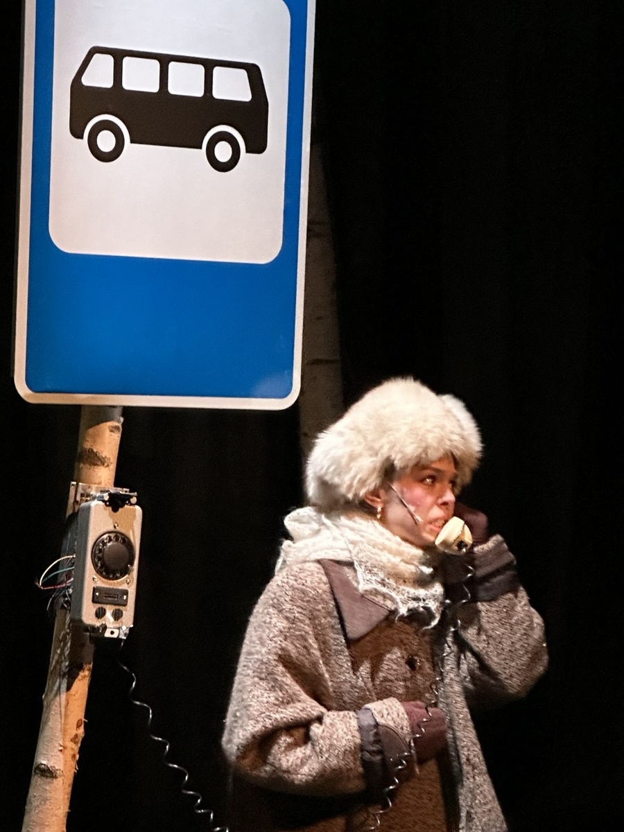 Елена - кассирша с завода с монологом о страхе старости и одиночества.  Спектакль «Красная шапочка». Пространство «Внутри». Фото автора.
