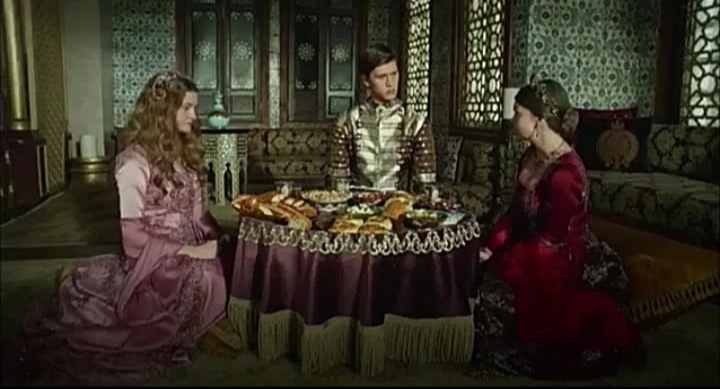            Мурад Михримах и Софие за столом