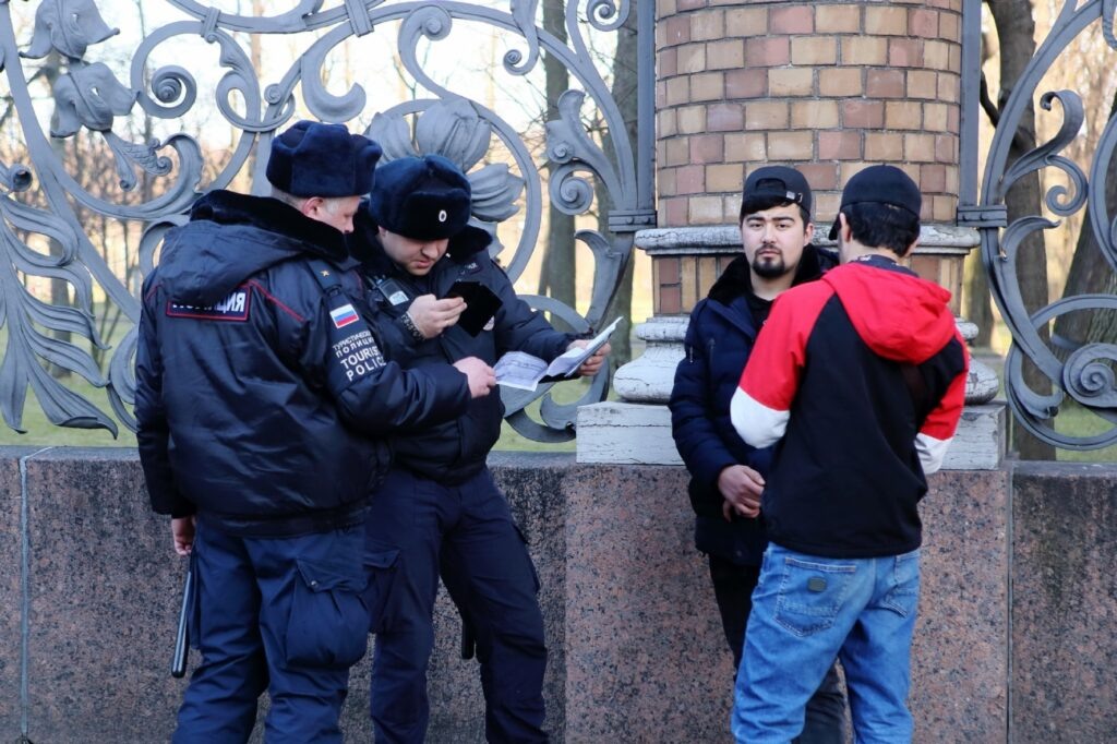    Ñîòðóäíèêè òóðèñòè÷åñêîé ïîëèöèè ïðîâåðÿþò äîêóìåíòû ó èíîñòðàííûõ ãðàæäàí íà óëèöå. Александр Бочкарев