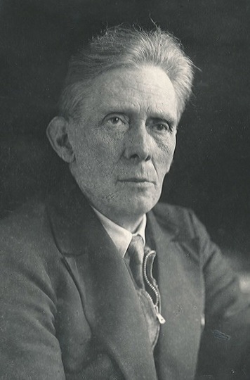 Хинчин Александр Яковлевич (1894–1959) – один из наиболее значимых ученых в советской школе теории вероятностей. Член-корреспондент АН СССР (1939), действительный член АПН РСФСР (1944). Преподавательскую деятельность начал в 1918 году в Иваново-Вознесенске, был первым деканом физико-математического факультета Иваново-Вознесенского педагогического института. В 1922 году вернулся в Москву.