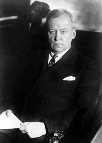 Лузин Николай Николаевич (1883–1950) – основатель московской математической школы, академик АН СССР (1929). Один из основных создателей дескриптивной теории множеств и функций. Математики сегодня используют такие понятия, как «пространство Лузина», «теорема Лузина», «теоремы отделимости Лузина», «теорема Суслина – Лузина», «теорема Данжуа – Лузина», «теорема единственности Лузина – Привалова» и многие другие. В 1919–1921 годах был избран профессором и заведующим кафедрой высшей математики Иваново-Вознесенского политехнического института. 