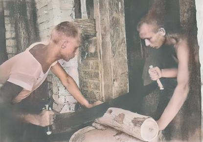 Ассистент кафедры математики Текстильного института, будущий академик Борис Гнеденко (слева) заготавливает дрова в Иваново-Вознесенске. 1931 год. Современная колоризация.