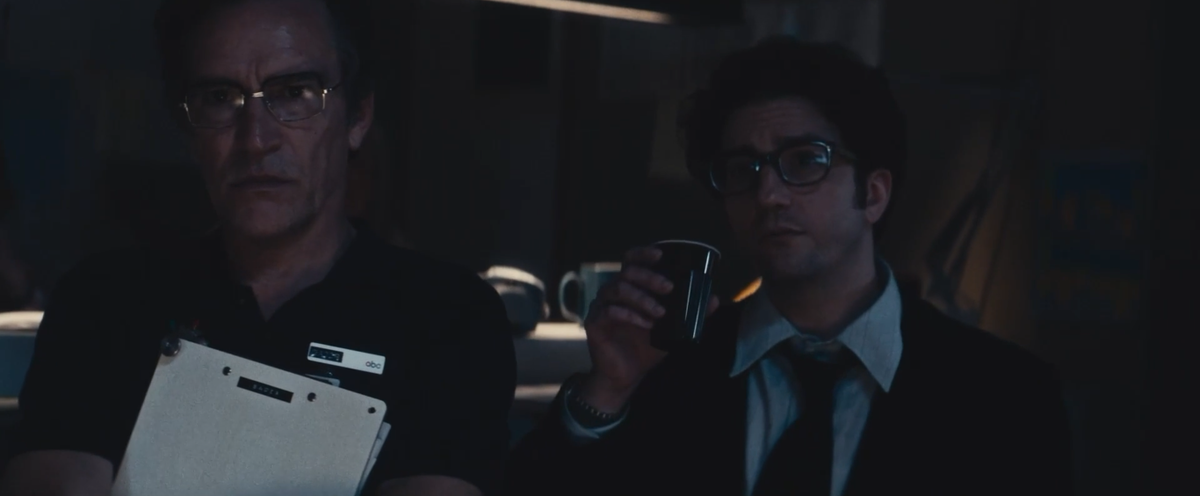 слева-направо: Марвин Бадер (в исполнении Бена Чаплина) и Джефф Мейсон (в исполнении Джона Магаро)