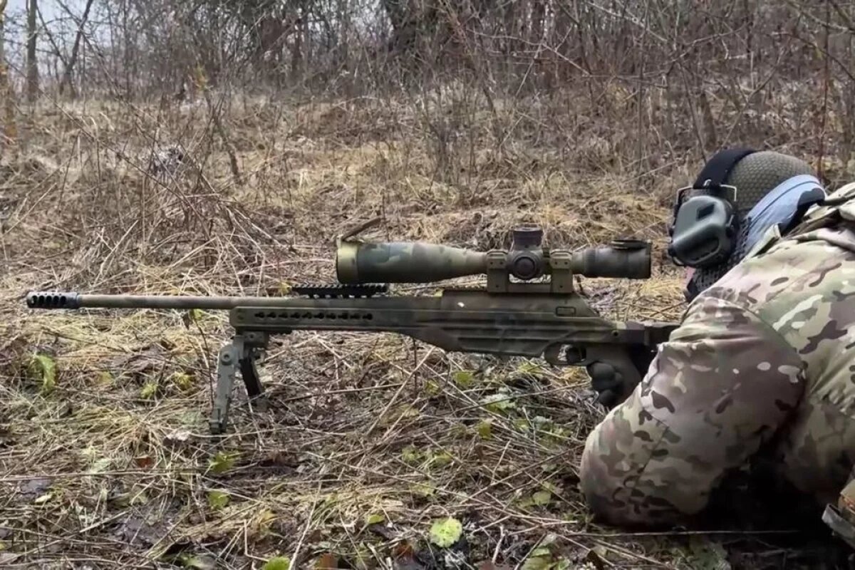    Российский снайпер ведет огонь по боевикам ВСУ.