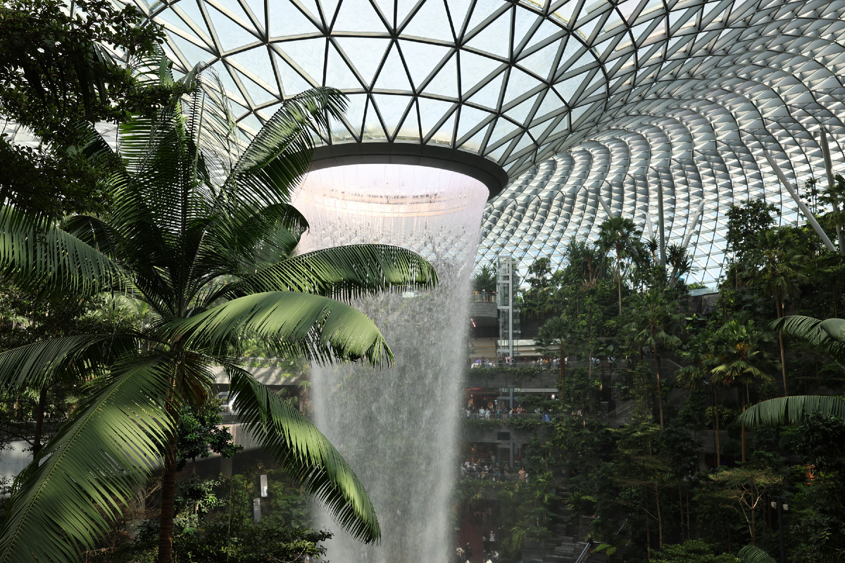 Невероятный водопад в ТЦ при аэропорте Сингапура
