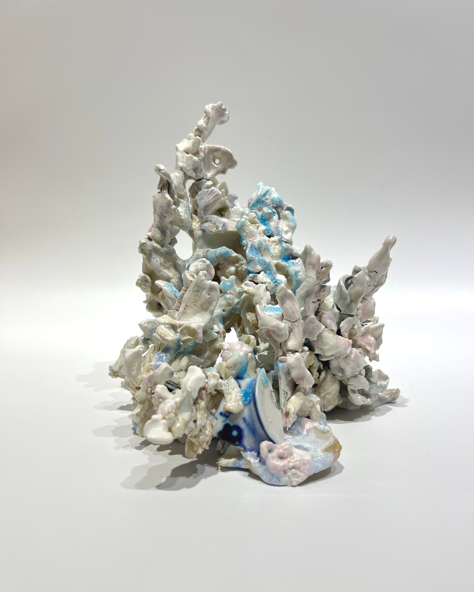 «Обломки снов» № 9. Керамика, фарфор, стекло, проволока, глазурь. Ручная лепка. 27х25х20