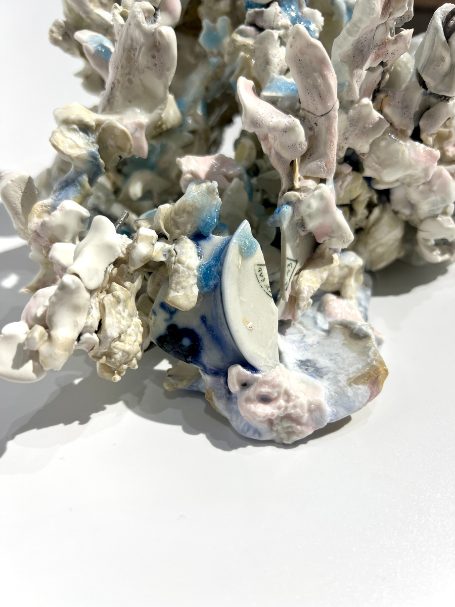 «Обломки снов» № 9. Керамика, фарфор, стекло, проволока, глазурь. Ручная лепка. 27х25х20