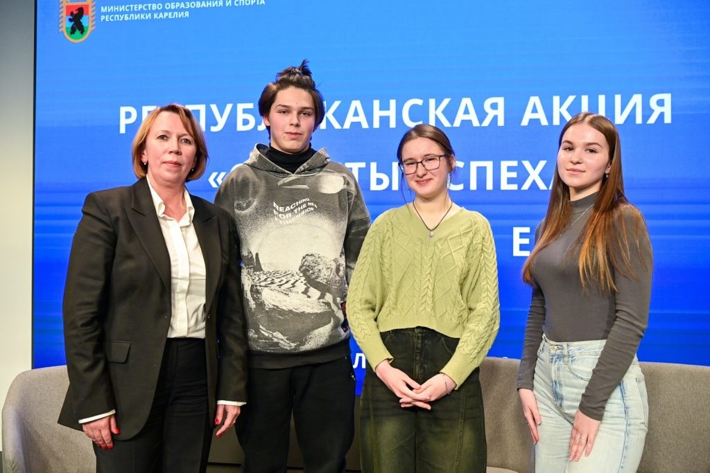    Наталья Кармазина и стобалльники Егор Смирнов, Ульяна Чунаева и Дарья Радкевич. Фото: «Республика»/ Сергей Юдин