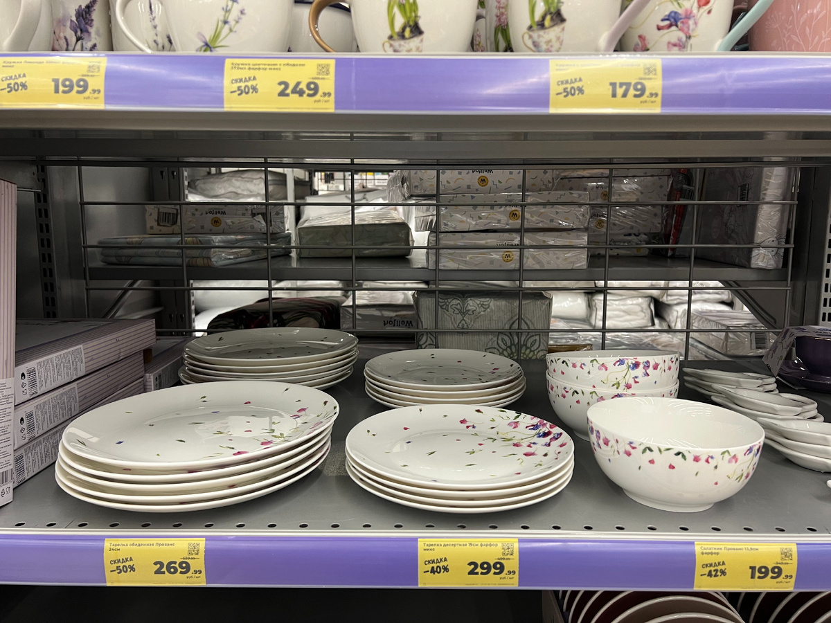 На фото видны цены на посуду