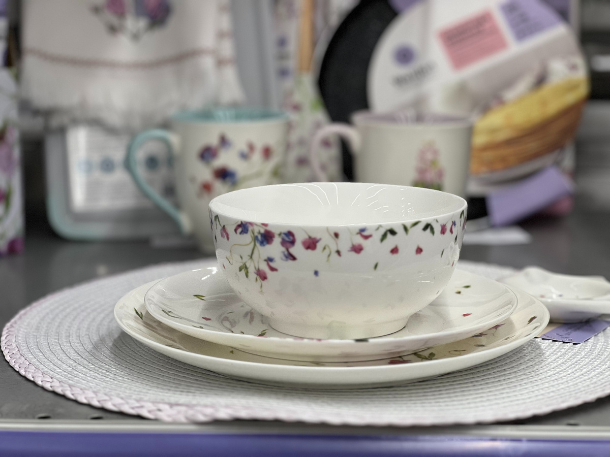 Тарелки и миска с нежными весенними цветочками