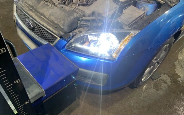 Уходящие в историю фары с классическим отражателем категорически не подходят для установки LED-ламп. При установке диодов получается та самая «сварка», освещающая все пространство вокруг одинаково плохо. (Фото: B33zYa / Drive2)