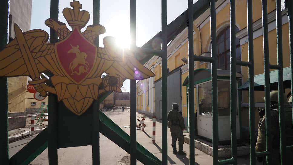 Сотрудники правоохранительных органов на территории Военно-космической академии имени А. Ф. Можайского в Санкт-Петербурге.📷Фото: Евгений Павленко / Коммерсантъ