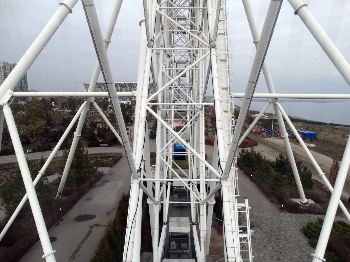 Если смотреть из кабинки сквозь колесо обозрения, то выглядит оно вот так