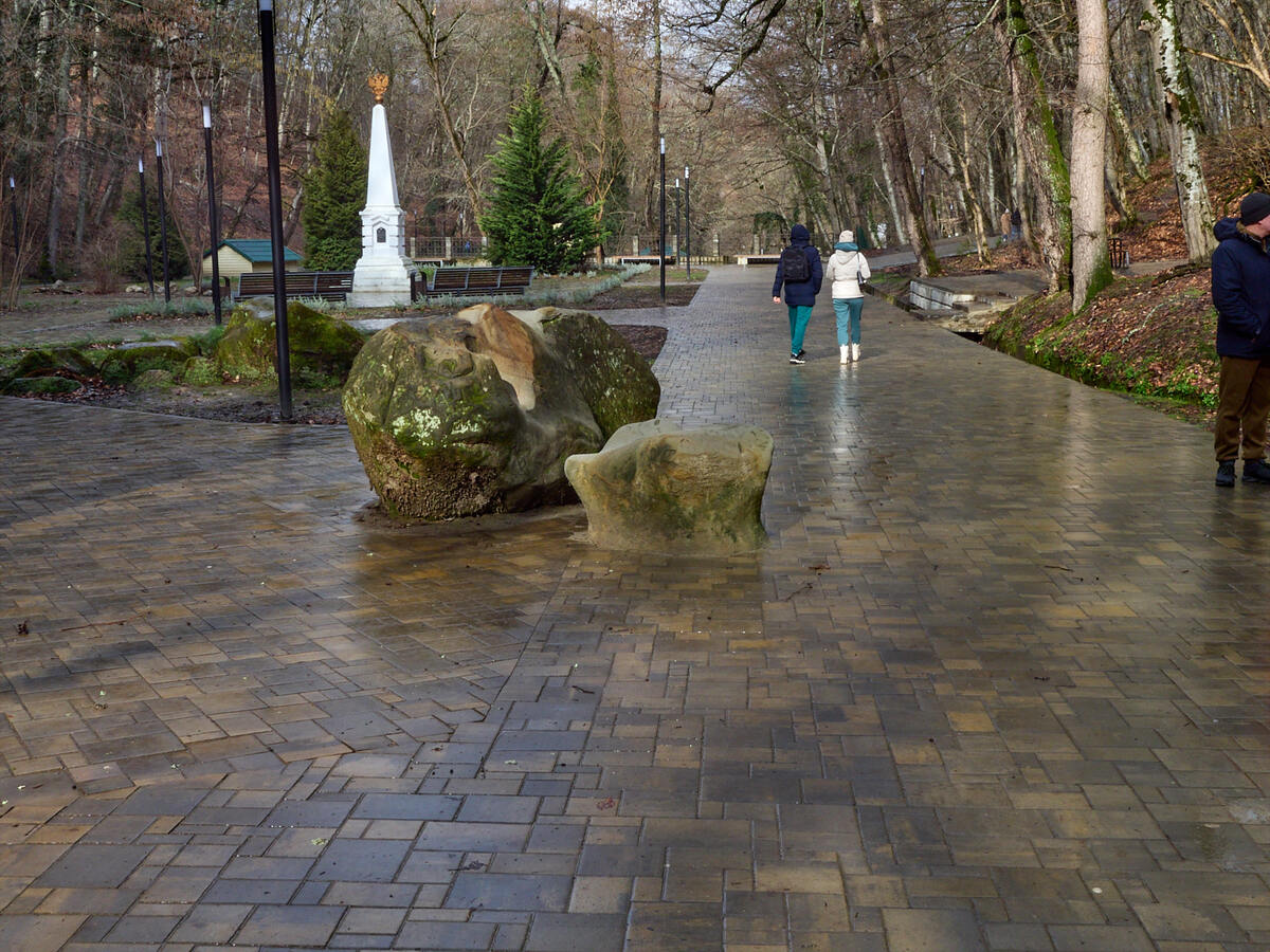 За осень и зиму привели в порядок дорожки из тротуарной брусчатки