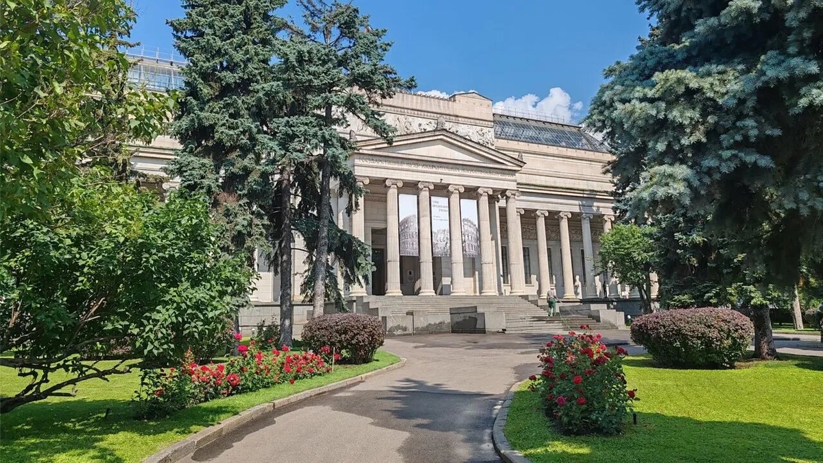 Здание в виде античного храма на Волхонке трудно не заметить. В дни тематических выставок привезённых экспонатов очередь на вход может составлять сотни метров. Лучше заранее приобретать билеты на нужную дату и сеанс на сайте. Фото: valeta / Яндекс Карты
