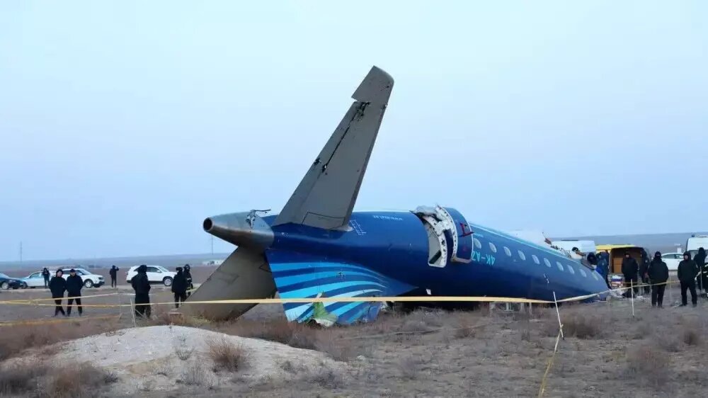 Пассажирский самолет Embrayer авиакомпании AZAL разбился под Актау после попытки посадки в Грозном. Источник: Минтранс Казахстана