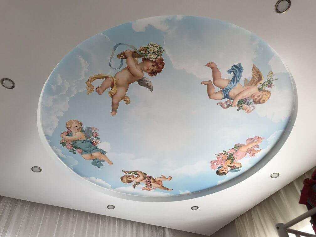 Многоуровневые натяжные конструкции. Формы самые изобретательные. Полотна с рисунком, либо цветные. Все глянцевое, цвета преимущественно яркие, из простого - белый глянцевый.