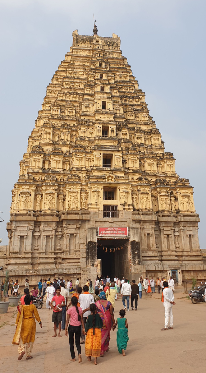 Храм Вирупакши. Это индуистский храм, посвященный Господу Шиве. Был построен в VII веке нашей эры и до сих пор используется как место поклонения.